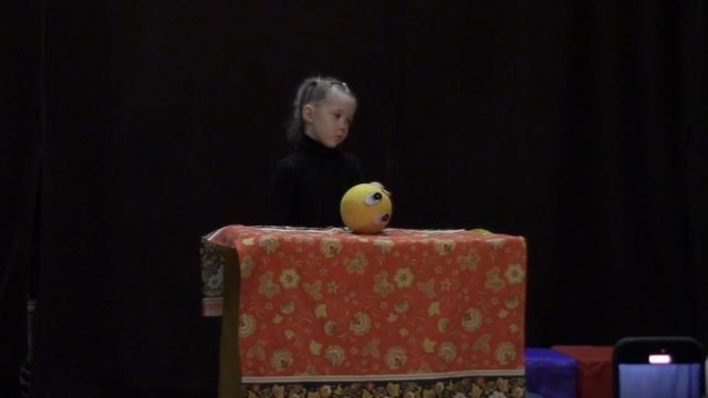 Сказка Колобок шагает по дороге!