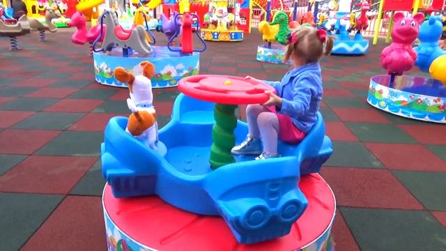 Детская площадка и как Макс ходит разговаривает сам  И