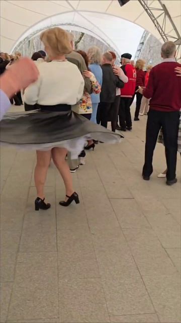 СокольникиЭту песню стоит послушать!!! И потанцевать!