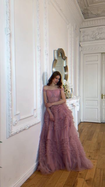 В розовом платье