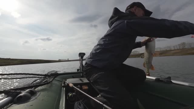 ПОПАЛ НА ВЫХОД КРУПНОЙ ЩУКИ! Рыбалка на спиннинг.