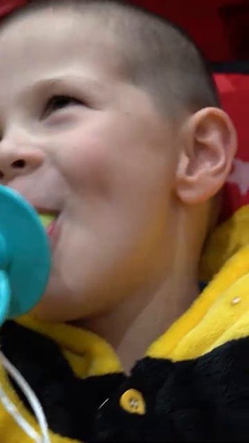 12 Ребенок заснул в детской коляске с соской во рту