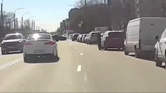 В Санкт-Петербурге автомобилист не уступил дорогу мотоциклисту