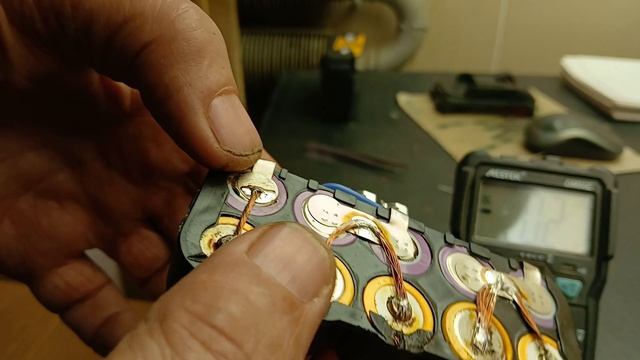 Устанавливаю дополнительные Li-ion аккумуляторы в электроинструмент.