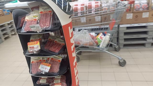 В Ашане появился робот-продавец.