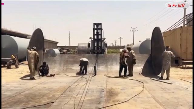 На заводе под открытым небом афганцы делают огромные резервуары для нефти