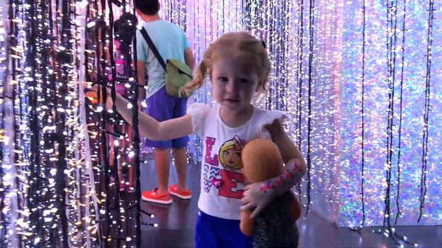 Парк аттракционов и Путешествие в МАДАГАСКАР  Baby Girl At T