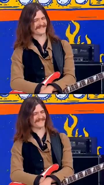 Играет ногами на гитаре солоget.gt