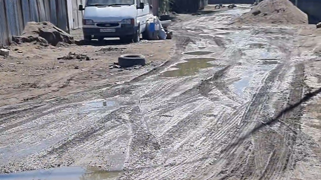 Асфальтом на нашей улице пока не пахнет.