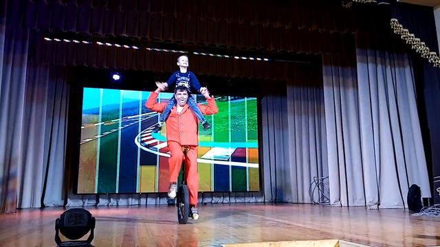 на голове у клоуна