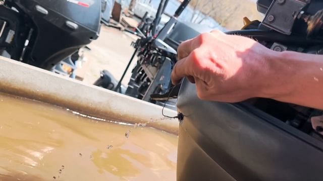 Арт 3543. Запуск лодочного мотора   Yamaha F50. 2005 год.