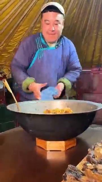 На обед готовлю жаркое с домашней лапшой лук картошка чеснок и соус дадут вкусно поест: