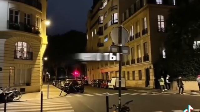 это песня в тренде.