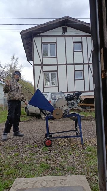 Измельчитель веток с бензиновым двигателем 6.5 лс