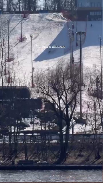 Москва погода март прикол мужик загорает кто то катается на лыжах сёрфе Moscow