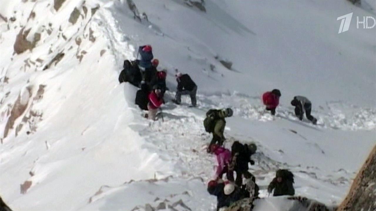 Продолжается поисковая операция в горах Бурятии где туристы попали под лавину