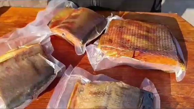 Кусочки Кеты горячего копчения в ву