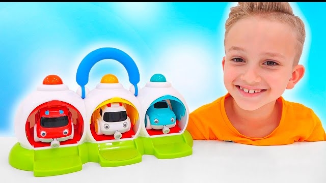 Влад и Никита играют с игрушками - Веселые истории для детей