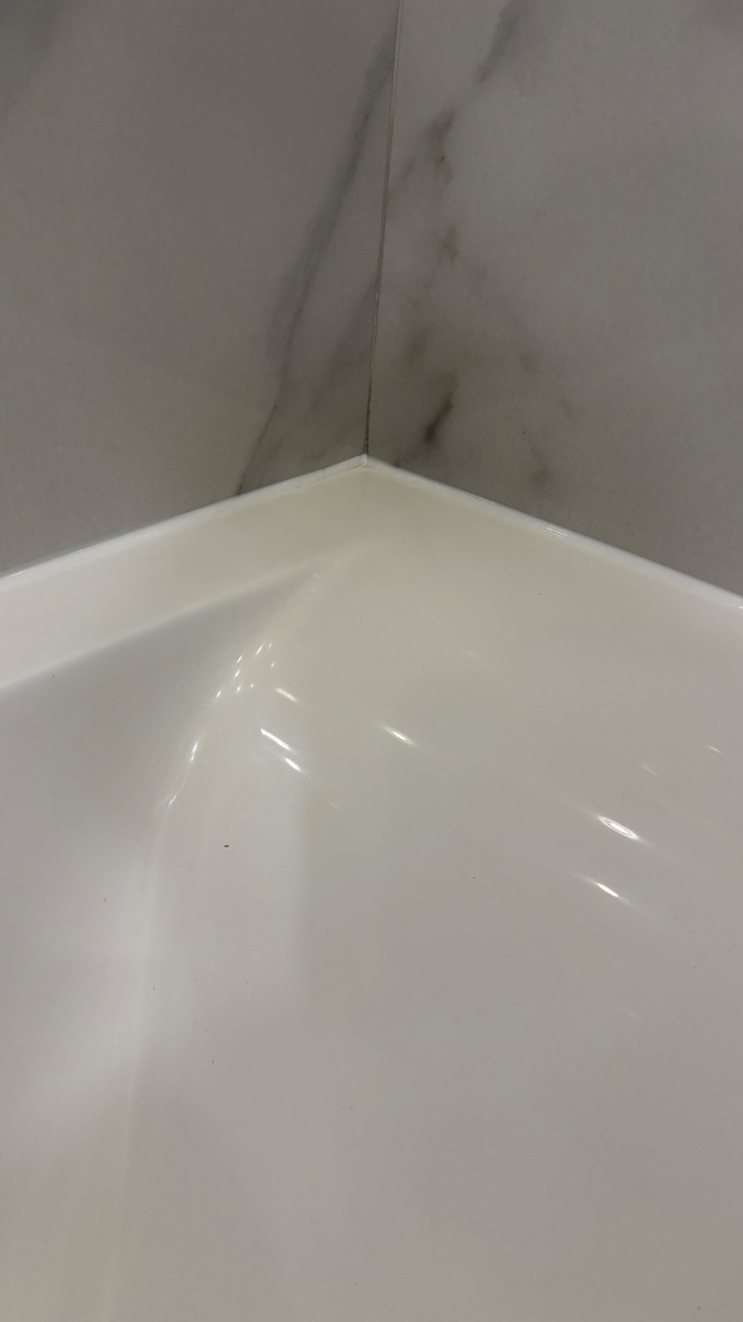 Герметизация стыка ванны  нанесение силикона