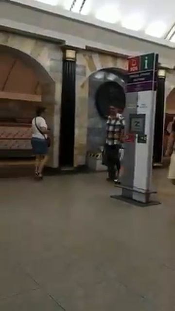 поезд в метро в Санкт-Петербург