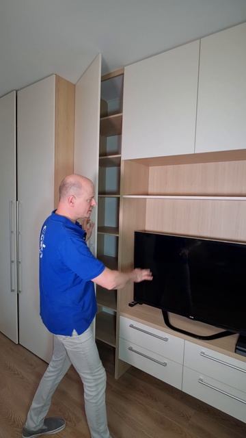 Ступенчатый шкаф-каскад в гостиную