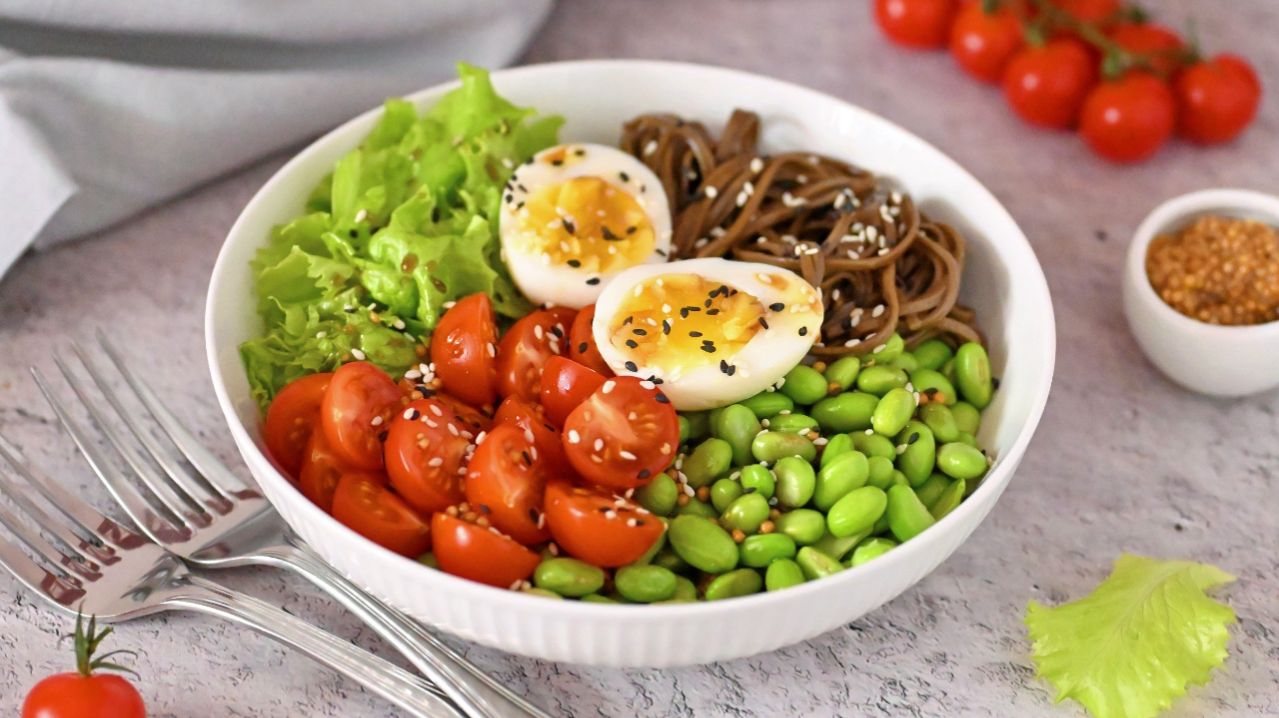Меню здорового обеда: БОУЛ с яйцом гречневой лапшой и бобами эдамаме. Любимое из моего ПП рациона.