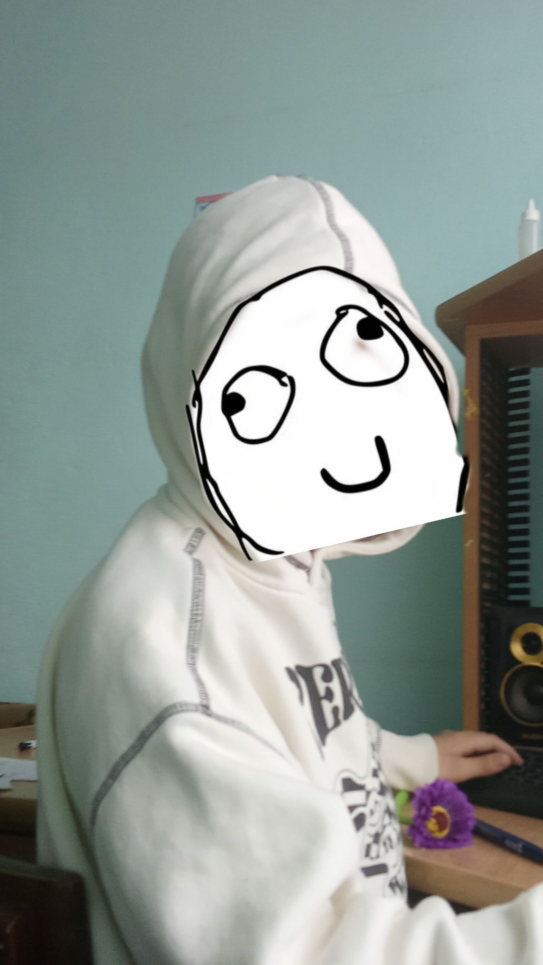 Мальчик играет в пк