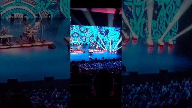 Танцы в красивых нарядах