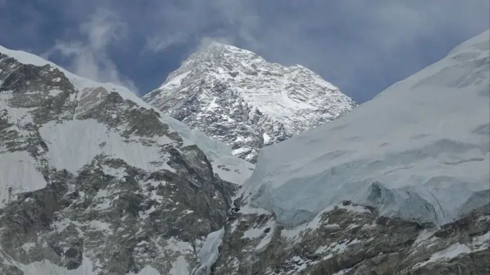 Что мы даём горам? Александр Абрамов проводит опрос участников экспедиции на Эверест