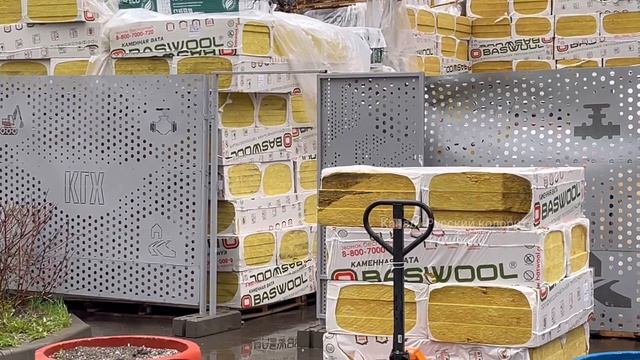 Каменная вата на улице под дождём