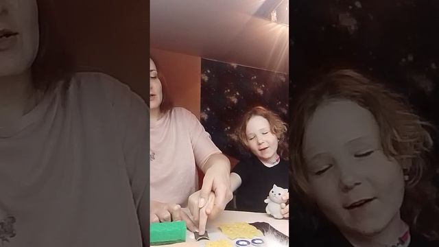 Игра Узорное полотно с родителями играют дети