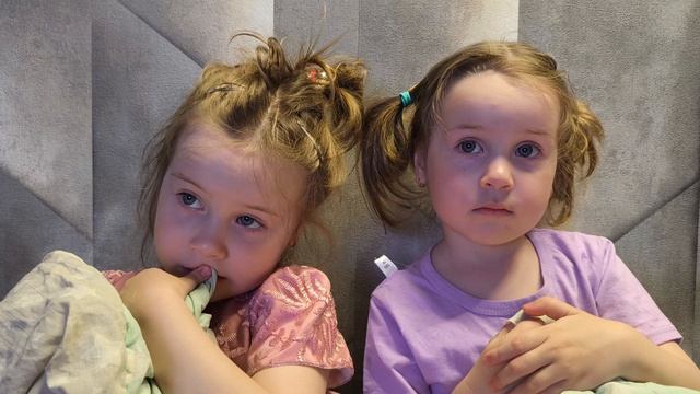 Близнецы увлеченно смотрят Диана и Рома. Девочки припевочки