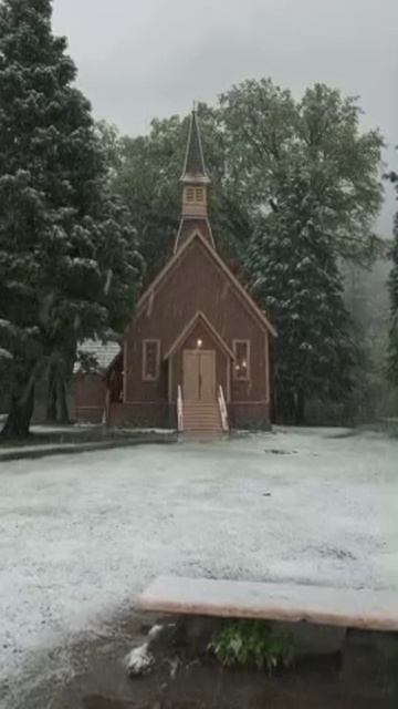 На короткий момент долина Йосемити подверглась сильному снегопаду