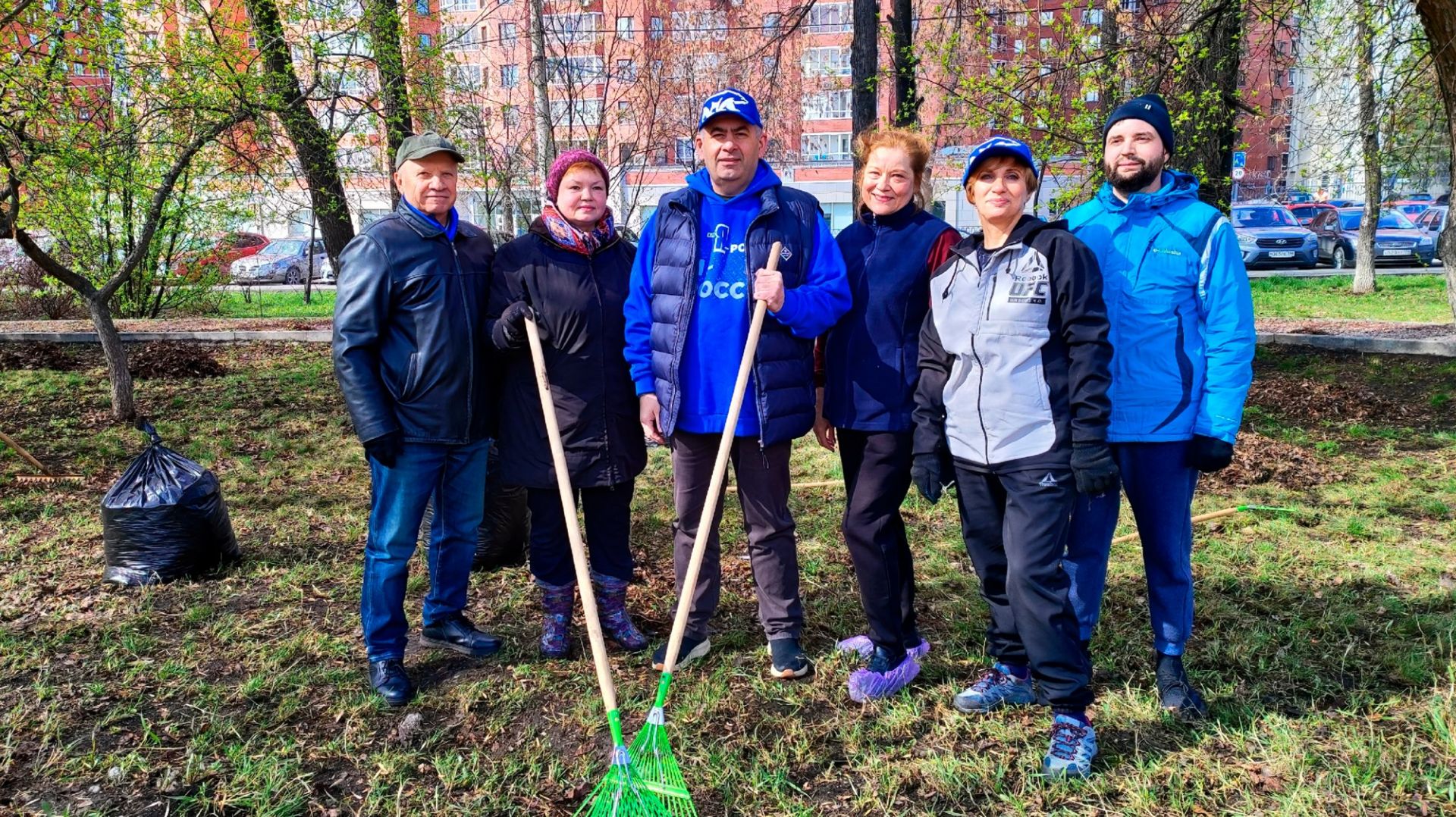 Субботник на площади Обороны