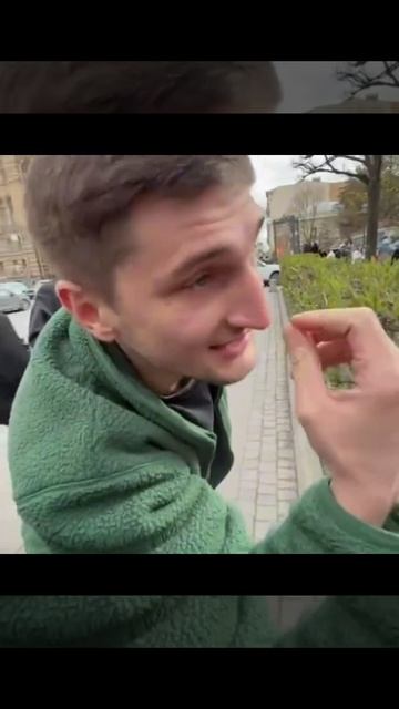 Люди собрались в Санкт-Петербурге чтобы сфоткаться сиренью ЛАЙФ РЕХАБ