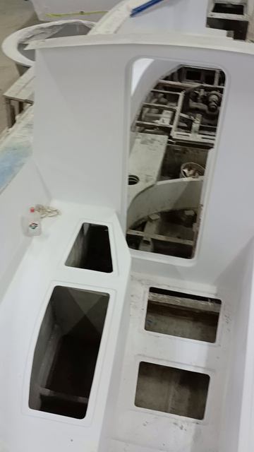 монтаж  пластиковых элементов на катер