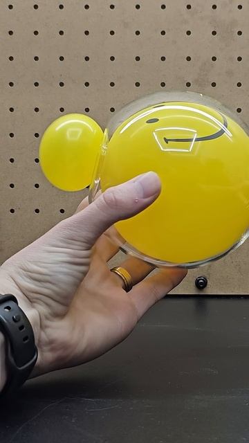 Как этот шарик застрял в банке без пробки?