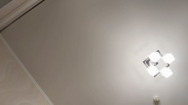 Построила под столом секретную комнату