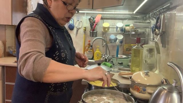 Время провожу на кухне готовлю второе блюдо.