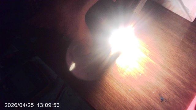 Включение самодельного фонарика простым положением его на бок