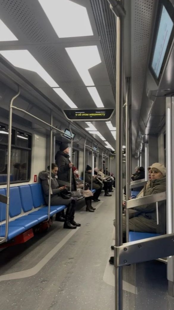 Прибытие на станцию метро Площадь Ленина. Ленинская линия