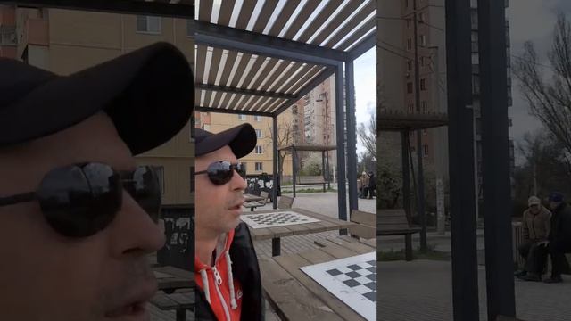 Разговор на детской площадке Мариуполя