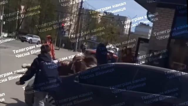 ЖЕНЩИНА С БИТОЙ ПРОТИВ ТЦКшников