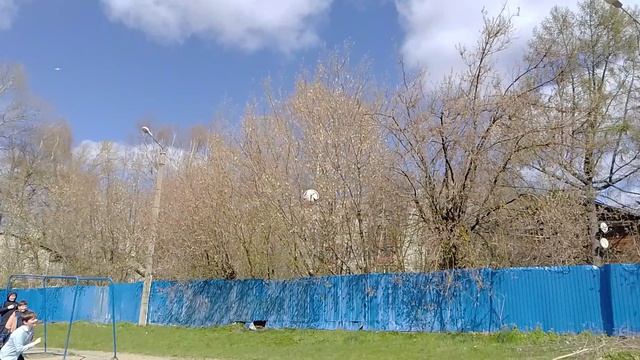 Играем в футбол с пацанами