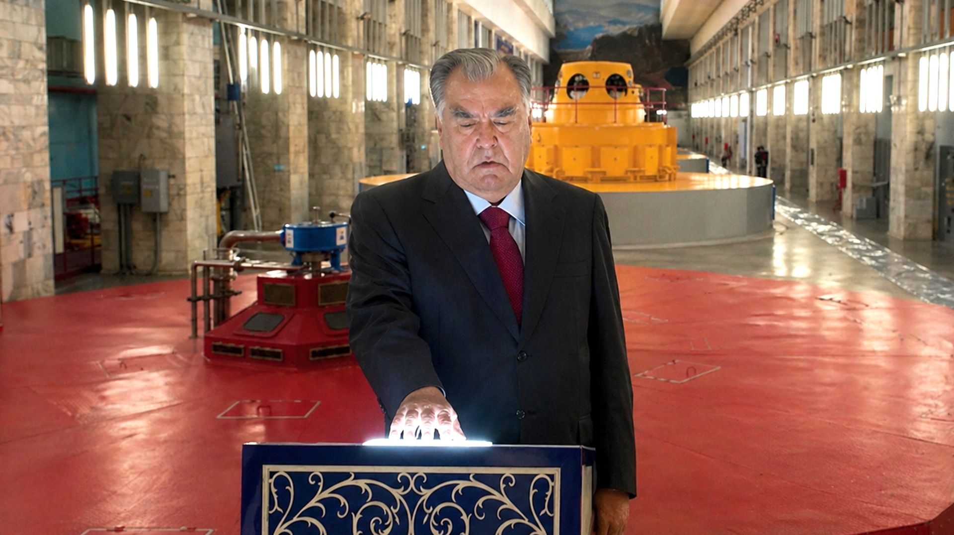 Рахмон запустил после ремонта гидроагрегат 7 на Нурекской ГЭС