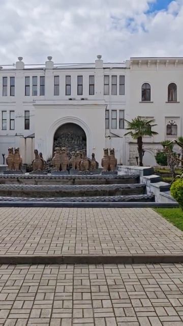 Абхазия погода и атмосфера сейчас в Сухуме у драмтеатра 25 апреля ВЕСНА-2026