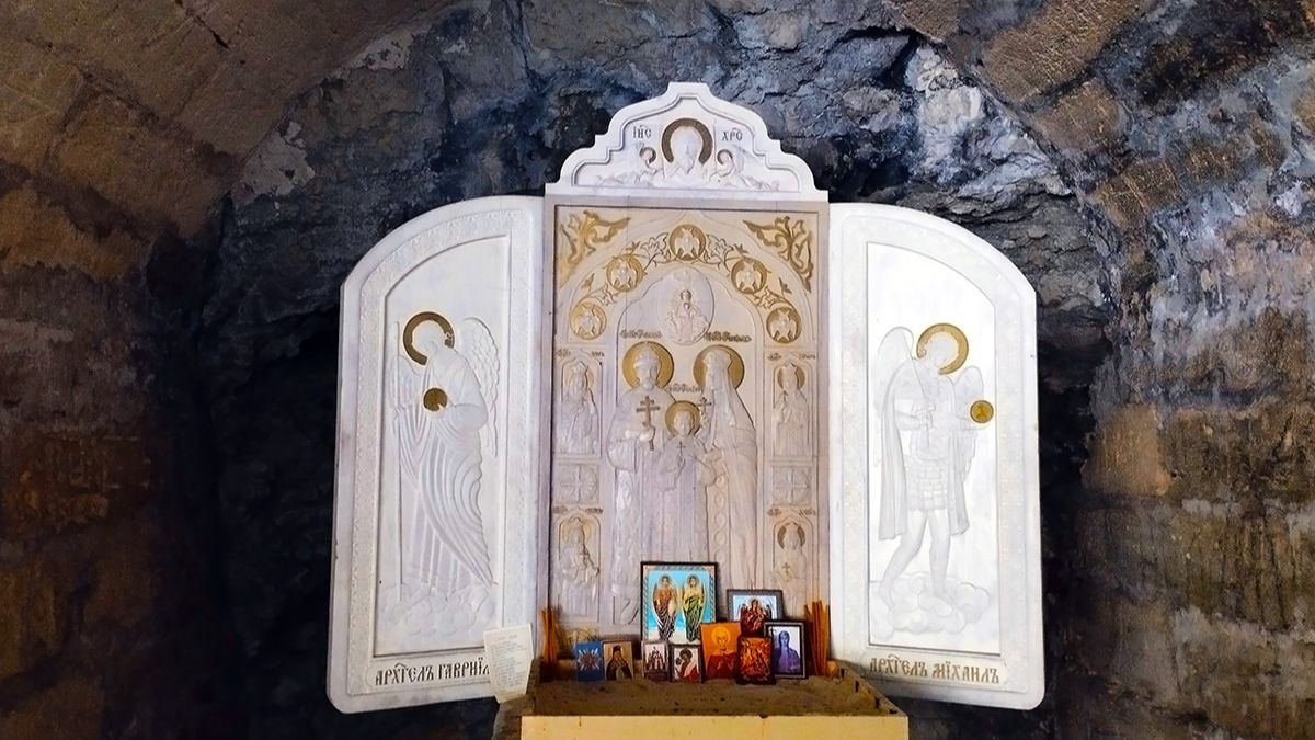 В гроте Голицына есть складень с изображением семьи царя Николая II и ангелов. Здесь есть свечи.