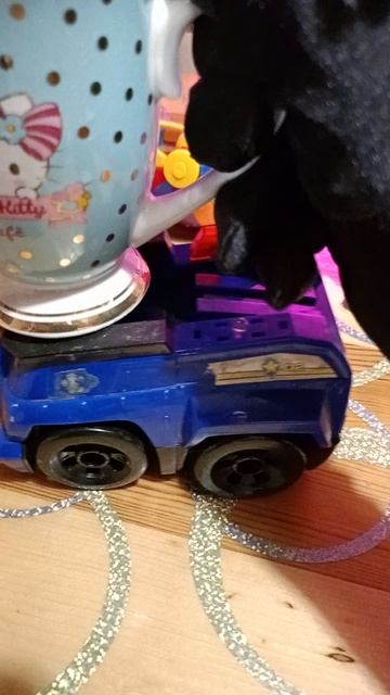 машина не справилась с управлением и уронила кружку Hello Kitty