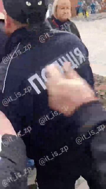 Запорожье. Gрохожие отбивают добровольца.