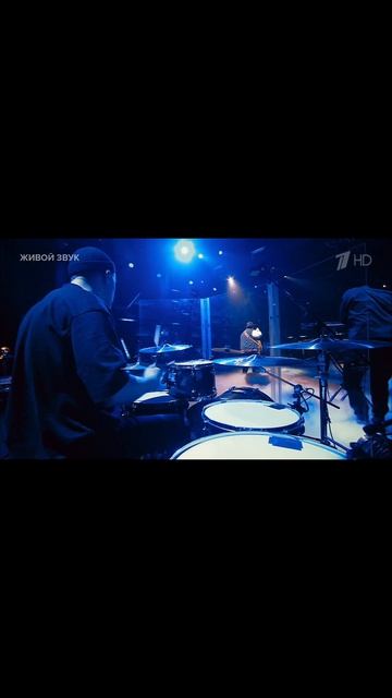 На сцене Вадим Сундуков Как вам его авторская песня Зябко?